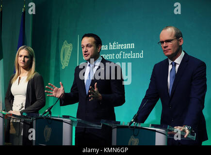 Taoiseach Leo Varadkar (centre), Simon Coveney Tanaiste (à droite) et le ministre des Affaires européennes, s'exprimant à l'Helen McEntee Centre de presse du gouvernement de Dublin après que la Commission européenne a annoncé qu'«suffisante progrès' ont été réalisés dans la première phase de discussions Brexit. Photo date : vendredi 8 décembre 2017. Voir la politique histoire Brexit PA. Crédit photo doit se lire : Brian Lawless/PA Wire Banque D'Images