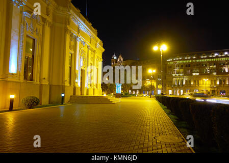 BAKU, AZERBAÏDJAN - le 9 octobre 2017 : La vue sur de beaux édifices de Bakou avec façade de théâtre de marionnettes sur le premier plan, le 9 octobre à Bakou Banque D'Images