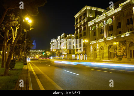 BAKU, AZERBAÏDJAN - le 9 octobre 2017 : Bright Neftchilar Avenue avec édifices illuminés et de voiture, le 9 octobre à Bakou Banque D'Images