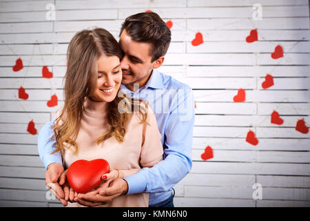 Jeune couple le jour de la Saint-Valentin. Banque D'Images