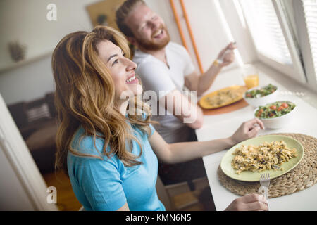 Couple ayant le petit déjeuner le matin et smiling Banque D'Images