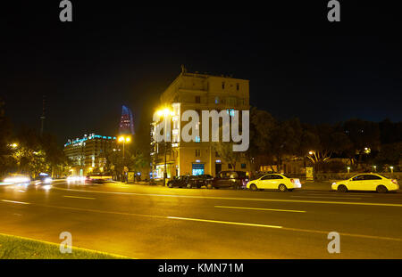 BAKU, AZERBAÏDJAN - le 9 octobre 2017 : Large Neftchilar Avenue est la route principale de la ville qui relie des principaux monuments et conduit le long de talus , sur l'O Banque D'Images