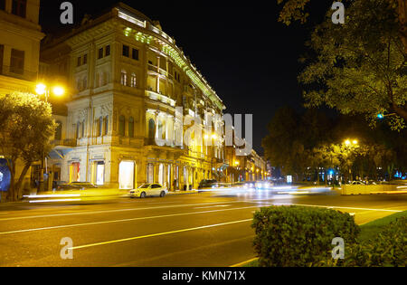 BAKU, AZERBAÏDJAN - le 9 octobre 2017 : de belles demeures avec boutiques de luxe situé le long Neftchilar Avenue, le 9 octobre à Bakou Banque D'Images