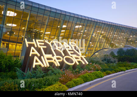 BINA, AZERBAÏDJAN - le 9 octobre 2017 : le signe de l'aéroport Heydar Aliyev à côté de son terminal principal, le 9 octobre à Bina Banque D'Images