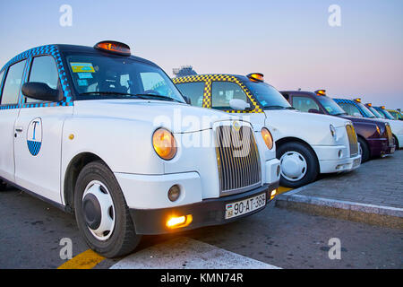 BINA, AZERBAÏDJAN - le 9 octobre 2017 : Transfert de l'aéroport Heydar Aliyev à Bakou, le cab blanc est le premier plaisir rencontre avec l'Azerbaïdjan, sur Octobre Banque D'Images