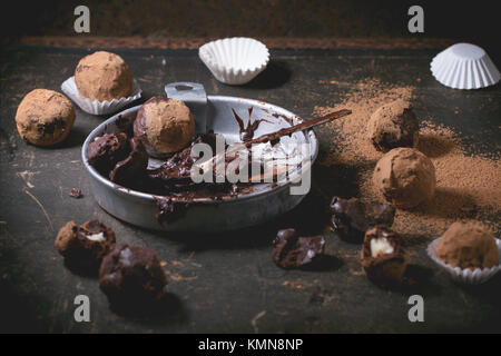 Plaque en aluminium avec le mélange de chocolat pour faire des truffes au chocolat et les truffes au chocolat maison sombre sur table. Banque D'Images