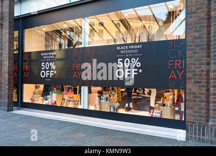 Week-end de l'événement du Vendredi fou 50% de réduction sur les panneaux de vente sur la vitrine du magasin vitrine Angleterre Royaume-Uni GB Grande-Bretagne Banque D'Images