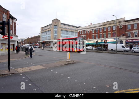 Scène de rue sur Watling Avenue Burnt Oak, Edgeware Road, Londres, Royaume-Uni Banque D'Images