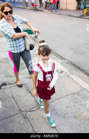 Jeune fille avec un plâtre sur le bras à Cienfuegos, Cuba Banque D'Images