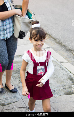 Jeune fille avec un plâtre sur le bras à Cienfuegos, Cuba Banque D'Images