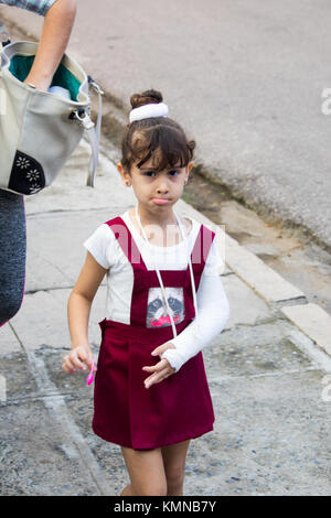 Jeune fille avec un plâtre sur le bras à Cienfuegos, Cuba Banque D'Images