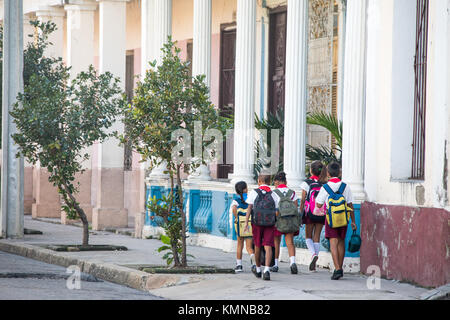 Les enfants sur le chemin de l'école, Cienfuegos, Cuba Banque D'Images