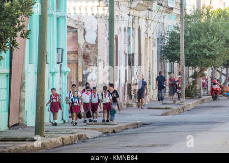 Les enfants sur le chemin de l'école, Cienfuegos, Cuba Banque D'Images