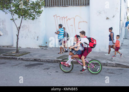 Les enfants sur le chemin de l'école, Cienfuegos, Cuba Banque D'Images