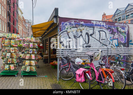 Bloemenmarkt (marché aux fleurs d'Amsterdam) fondé en 1862, le seul marché aux fleurs flottant, Singel, Amsterdam, Pays-Bas Banque D'Images