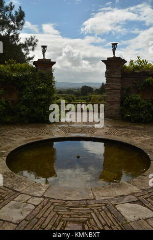 Vue depuis le jardin de pays au-dessus de pays avec cour intérieure étang en premier plan Banque D'Images