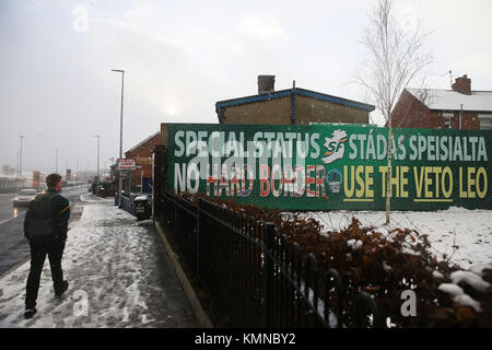 Le Sinn Fein un billboard appelant à 'pas de frontière' sur l'affichage à Belfast (Irlande du Nord), que la Commission européenne a annoncé qu'«suffisante progrès' ont été réalisés dans la première phase de discussions Brexit. Photo date : vendredi 8 décembre 2017. Voir la politique histoire Brexit PA. Crédit photo doit se lire : Brian Lawless/PA Wire Banque D'Images