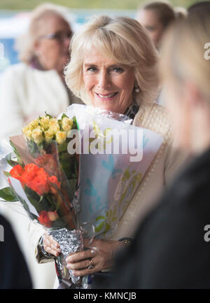 La duchesse de Cornouailles est présenté avec des fleurs qu'elle arrive avant de rencontrer les sans-abri, hommes et femmes, du personnel et des bénévoles lors d'une visite à l'organisme de bienfaisance Emmaüs megastore à Preston, qui vend des meubles upcycled et autres articles ménagers. Banque D'Images