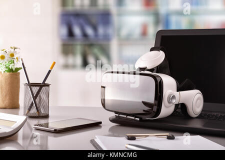 Noir et blanc lunettes de réalité virtuelle sur la table du bureau d'affaires. Composition horizontale. Vue avant Banque D'Images