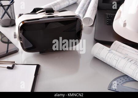 Noir et blanc lunettes de réalité virtuelle sur le bureau d'architecte table close up. Composition horizontale. Elevated view Banque D'Images