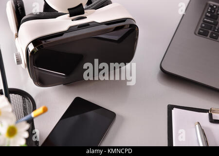 Noir et blanc lunettes de réalité virtuelle sur la table du bureau d'affaires de près. Composition horizontale. Elevated view Banque D'Images