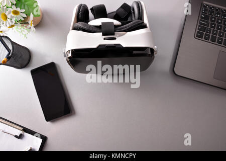 Noir et blanc lunettes de réalité virtuelle sur la table du bureau d'affaires de près. Composition horizontale. Vue d'en haut Banque D'Images