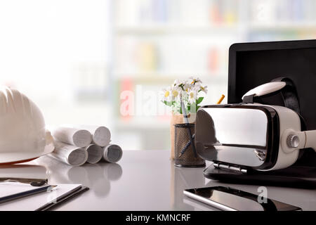Noir et blanc lunettes de réalité virtuelle sur la table du bureau d'affaires. Composition horizontale. Vue avant Banque D'Images