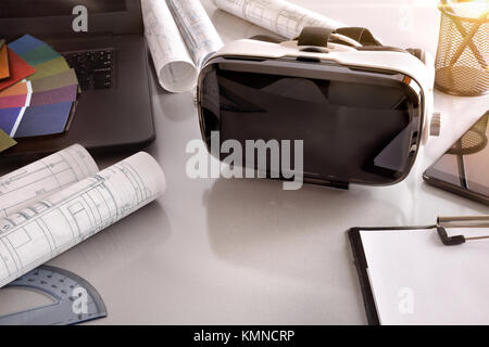 Noir et blanc lunettes de réalité virtuelle sur table bureau décorateur close up. Composition horizontale. Elevated view Banque D'Images