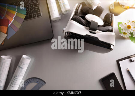 Noir et blanc lunettes de réalité virtuelle sur table bureau décorateur close up. Composition horizontale. Vue d'en haut Banque D'Images
