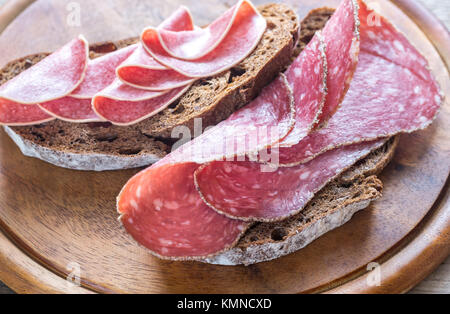 Des sandwichs avec du pain de seigle et différents types de salami Banque D'Images