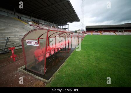 L'équipe d'accueil l'intérieur du banc désormais abandonnée Millmoor stade de football, l'ancien domicile de Rotherham United F.C Banque D'Images