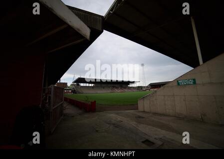 L'intérieur du stade de football Millmoor abandonnés à Rotherham. L'abandon d'un terrain de football en Angleterre. Banque D'Images