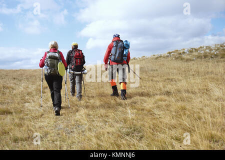 Groupe de touristes avec des sacs à dos sur un sentier de montagne Banque D'Images