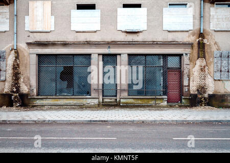 Entrée de la boutique abandonnés à Vilnius, Lituanie. Architecture Banque D'Images