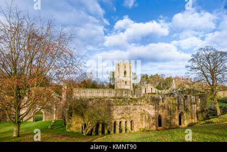 Les ruines de l'abbaye de Fountains sur un matin d'automne, vue de l'autre côté de la rivière Skell près de Ripon, Yorkshire, UK. Banque D'Images