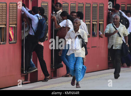 Colombo, Sri Lanka. Le 08 mai 2017. un passager du Sri Lanka pour exécuter prendre le train à la gare de kollupitiya pendant une grève des chemins de fer. musthaq thasleem : crédit/pacific press/Alamy live news Banque D'Images