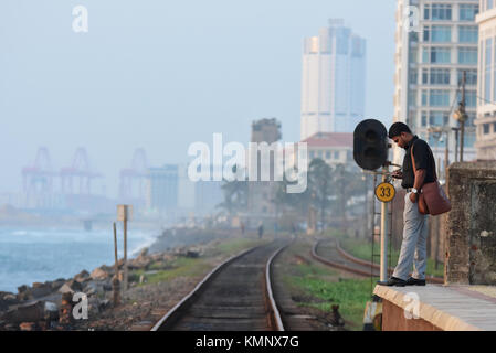 Colombo, Sri Lanka. Le 08 mai 2017. Une sri-lankaise attendent des passagers des trains à la gare ferroviaire de kollupitiya pendant une grève des chemins de fer à Colombo. musthaq thasleem : crédit/pacific press/Alamy live news Banque D'Images