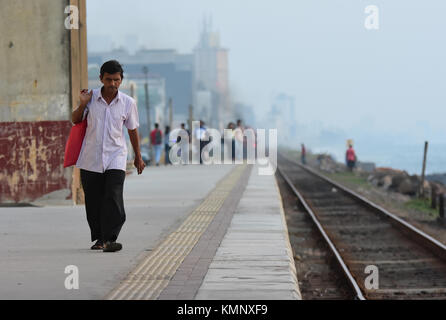 Colombo, Sri Lanka. Le 08 mai 2017. Une sri-lankaise attendent des passagers des trains à la gare ferroviaire de kollupitiya pendant une grève des chemins de fer à Colombo. musthaq thasleem : crédit/pacific press/Alamy live news Banque D'Images