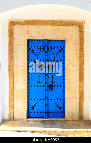 Porte bleu traditionnel avec ornement en Sidi Bou Saïd, Tunisie. Banque D'Images