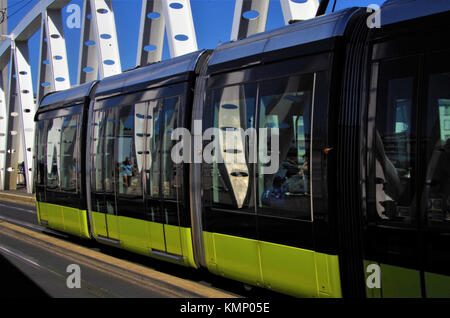 Pont moderne et le transport dans la ville de Brest, France Banque D'Images