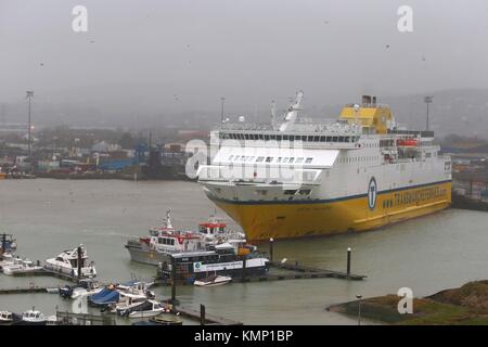 Le Newhaven à Dieppe ferry se retourne à l'intérieur du port de Newhaven comme il se prépare à partir pour la France pour une journée orageuse winters. Banque D'Images