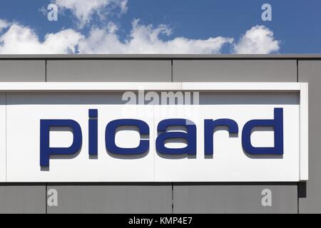 Grenoble, France - 25 juin 2017 : Picard logo sur un mur. Picard est une entreprise agroalimentaire française spécialisée dans la distribution de produits surgelés Banque D'Images