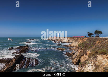 Point Arena et son phare, dans le comté de Mendocino, en Californie. Banque D'Images