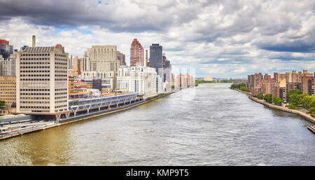 Photo aérienne de l'Est River avec Manhattan sur le côté gauche et sur la droite de l'Île Roosevelt, New York City, USA. Banque D'Images