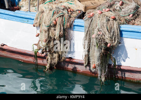 Un navire de pêche avec filets pour pêcher. Banque D'Images