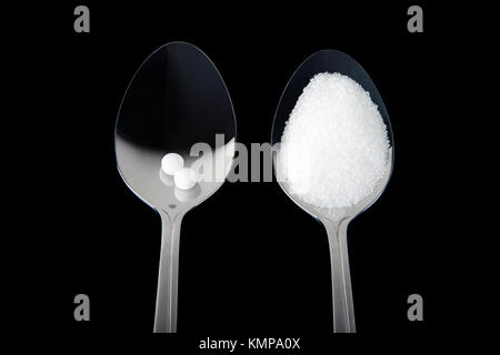 Studio shot de cuillères avec l'édulcorant et le sucre blanc Banque D'Images