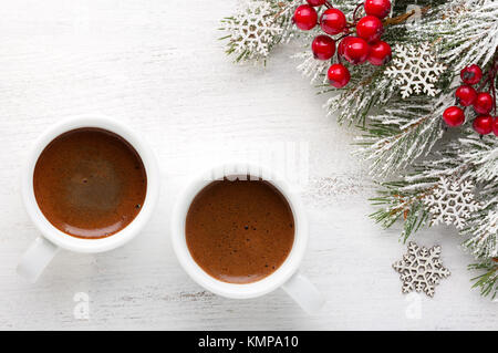 Deux tasses de café et de branches de sapin avec des décorations de Noël sur fond en bois ancien shabby. Banque D'Images