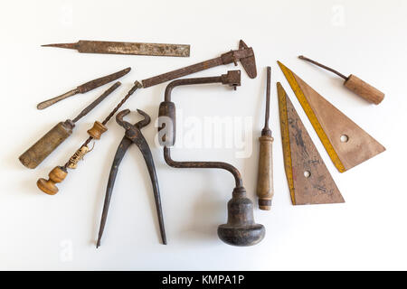 Outils anciens pour l'artisanat de 1900, placée sur un fond blanc. Banque D'Images