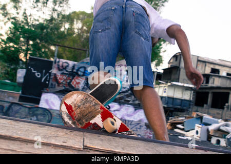 Imperia, Ligurie, Italie, la GI - Août 4, 2015 : un jeune garçon va sur la rampe de skate dans un skatepark durant une compétition sportive de la ville d'Imperia. -- Banque D'Images