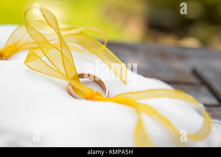 Les anneaux de mariage reposant sur un oreiller blanc. Banque D'Images